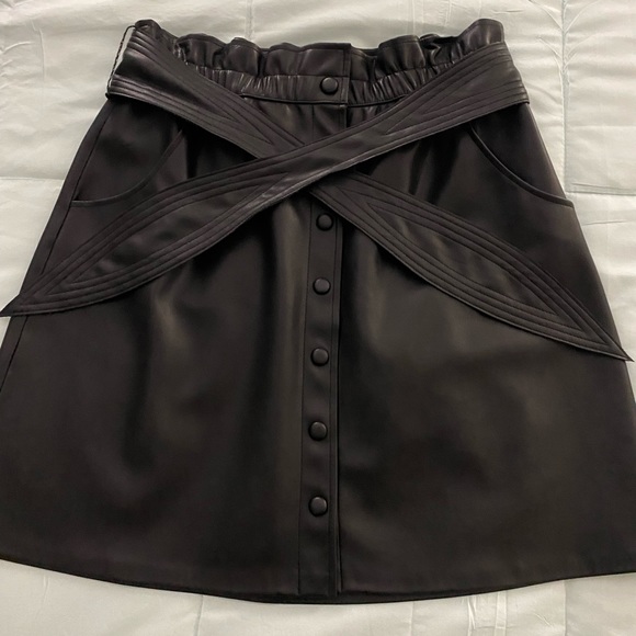 Stretchy black leather skirt with belt - Picture 1 of 4
